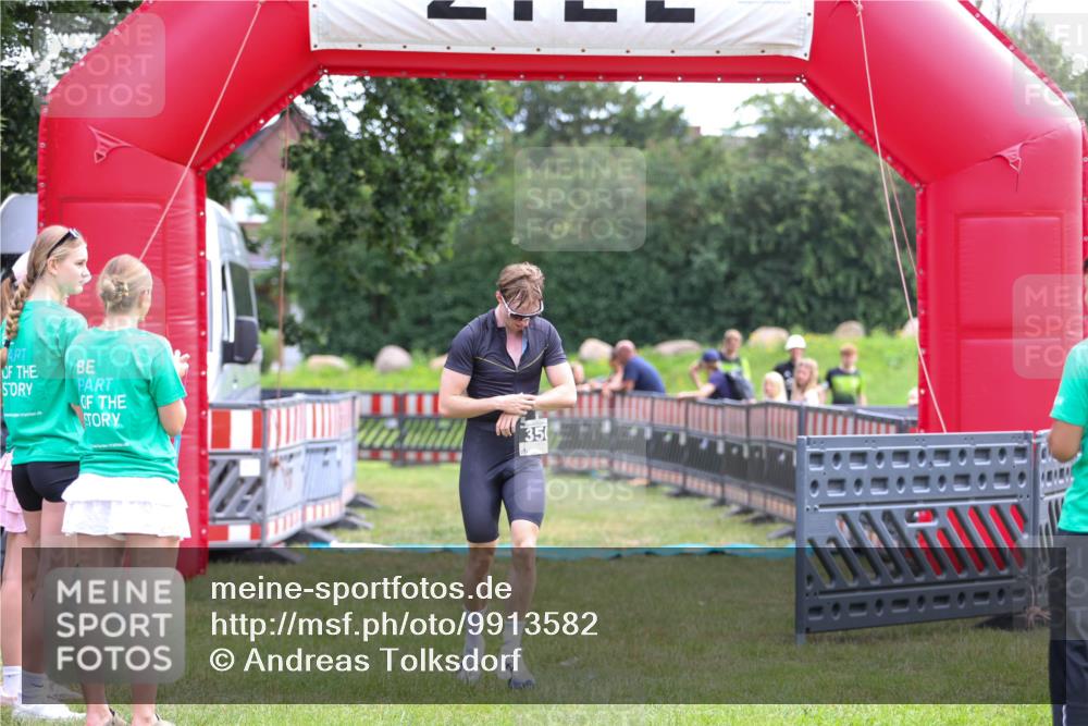 21.06.2026 - 29. Vierlanden-Triathlon Andreas Tolksdorf http://msf.ph/oto/9913582 21.06.2026 11:09:34 Ziel 350 meine-sportfotos.de