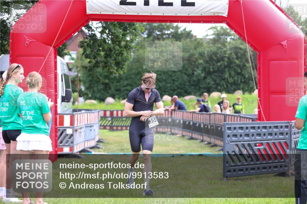 21.06.2026 - 29. Vierlanden-Triathlon Andreas Tolksdorf http://msf.ph/oto/9913583 21.06.2026 11:09:34 Ziel 350 meine-sportfotos.de