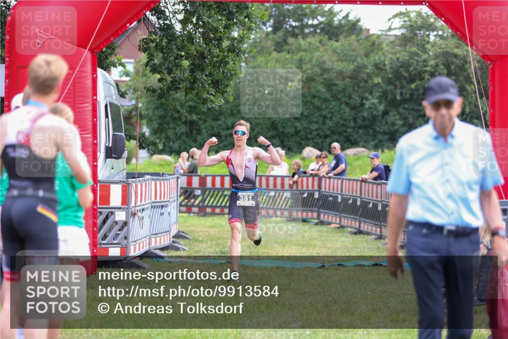 21.06.2026 - 29. Vierlanden-Triathlon Andreas Tolksdorf http://msf.ph/oto/9913584 21.06.2026 11:10:18 Ziel  meine-sportfotos.de