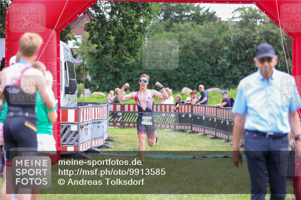 21.06.2026 - 29. Vierlanden-Triathlon Andreas Tolksdorf http://msf.ph/oto/9913585 21.06.2026 11:10:18 Ziel  meine-sportfotos.de