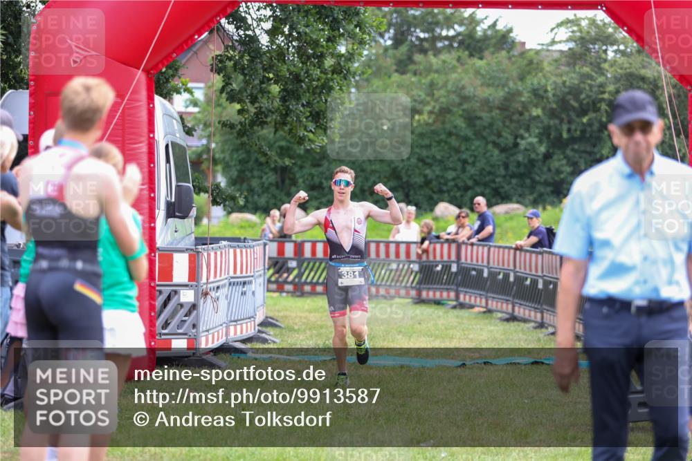 21.06.2026 - 29. Vierlanden-Triathlon Andreas Tolksdorf http://msf.ph/oto/9913587 21.06.2026 11:10:18 Ziel  meine-sportfotos.de