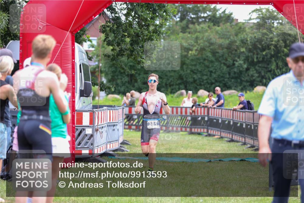21.06.2026 - 29. Vierlanden-Triathlon Andreas Tolksdorf http://msf.ph/oto/9913593 21.06.2026 11:10:18 Ziel  meine-sportfotos.de