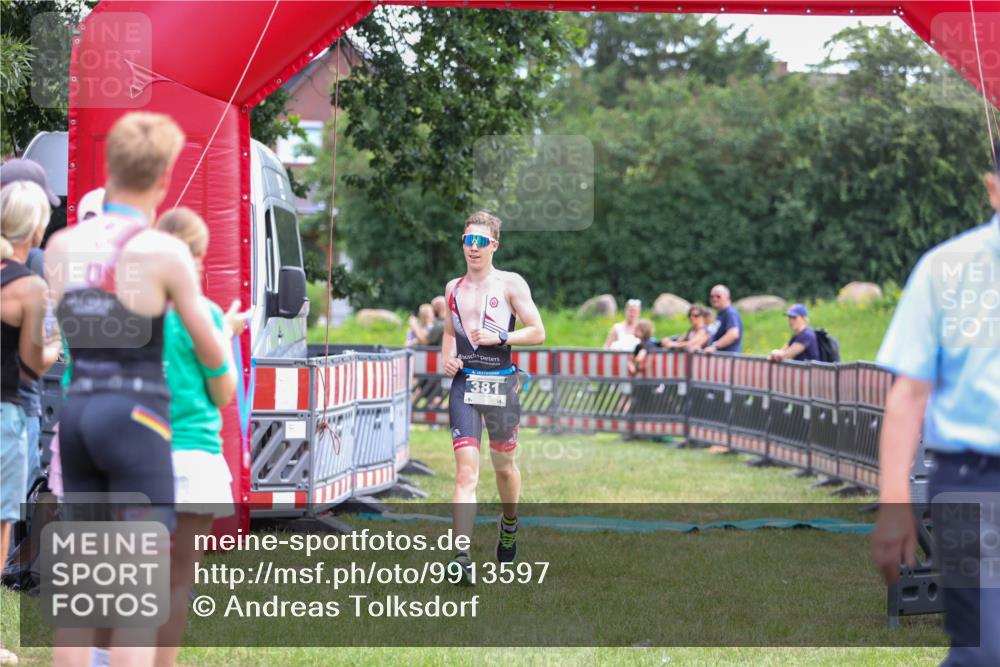 21.06.2026 - 29. Vierlanden-Triathlon Andreas Tolksdorf http://msf.ph/oto/9913597 21.06.2026 11:10:18 Ziel  meine-sportfotos.de