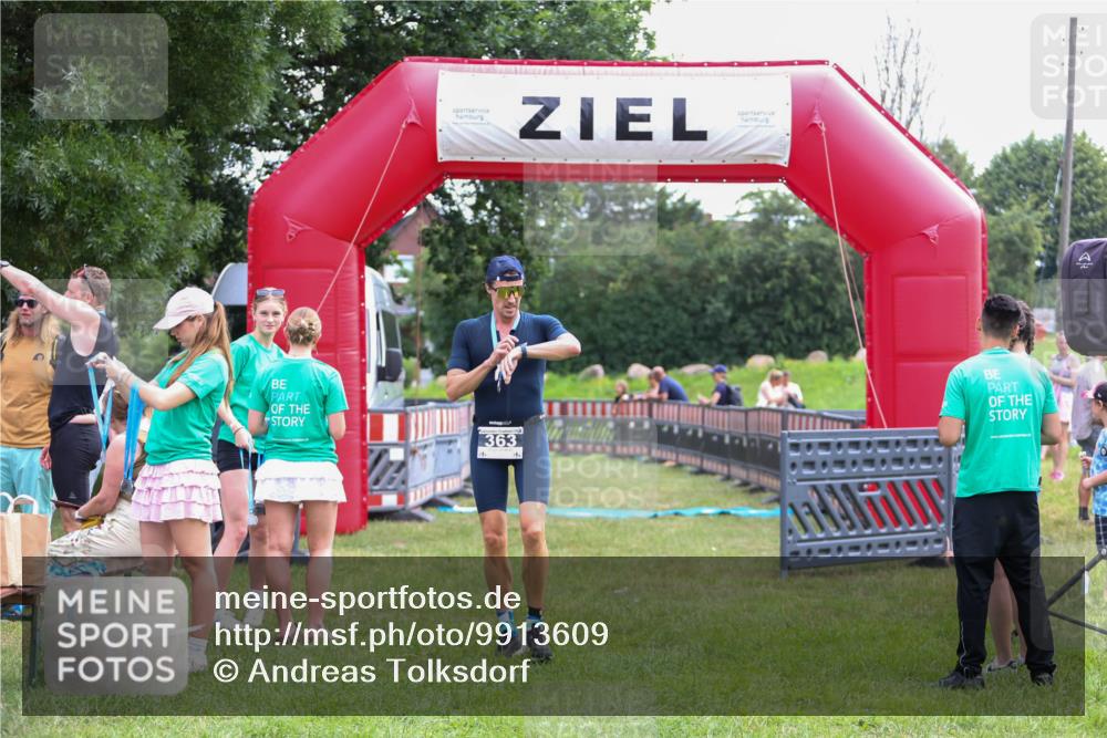 21.06.2026 - 29. Vierlanden-Triathlon Andreas Tolksdorf http://msf.ph/oto/9913609 21.06.2026 11:10:39 Ziel  meine-sportfotos.de