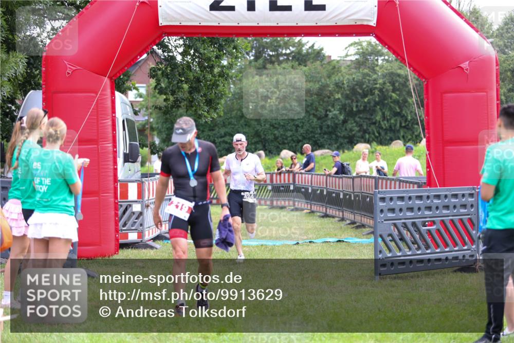 21.06.2026 - 29. Vierlanden-Triathlon Andreas Tolksdorf http://msf.ph/oto/9913629 21.06.2026 11:11:08 Ziel 354, 424 meine-sportfotos.de