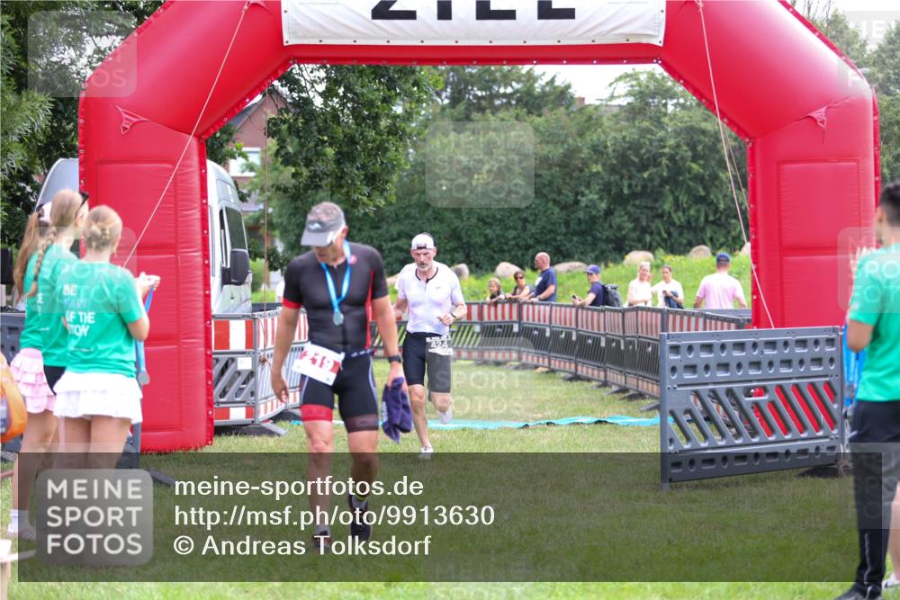 21.06.2026 - 29. Vierlanden-Triathlon Andreas Tolksdorf http://msf.ph/oto/9913630 21.06.2026 11:11:08 Ziel 354, 424 meine-sportfotos.de