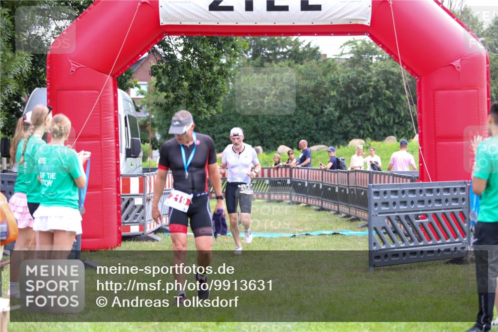21.06.2026 - 29. Vierlanden-Triathlon Andreas Tolksdorf http://msf.ph/oto/9913631 21.06.2026 11:11:08 Ziel 354, 424 meine-sportfotos.de