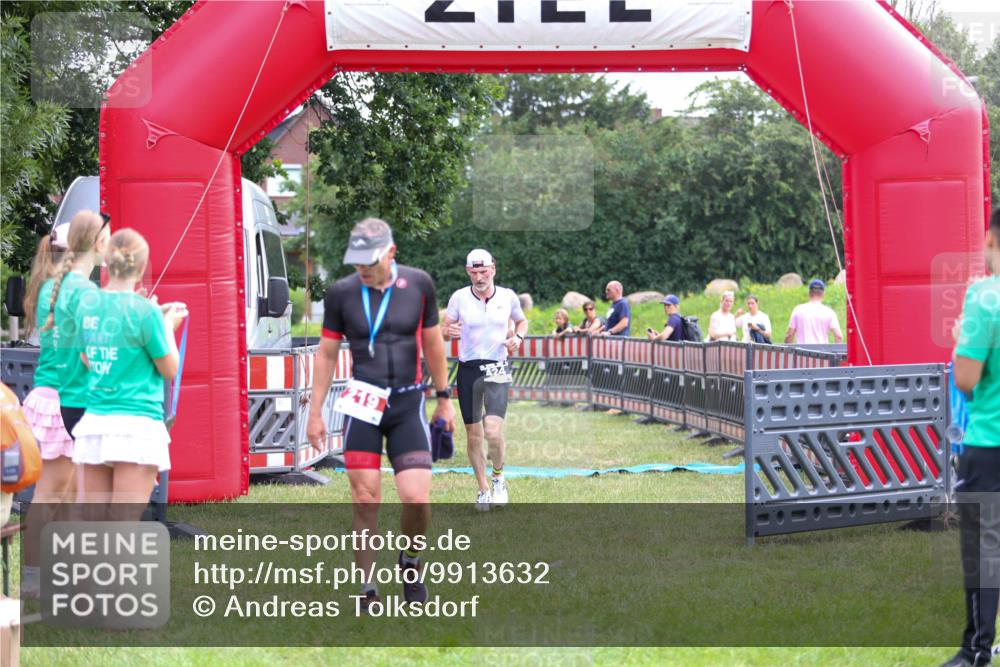 21.06.2026 - 29. Vierlanden-Triathlon Andreas Tolksdorf http://msf.ph/oto/9913632 21.06.2026 11:11:08 Ziel 354, 424 meine-sportfotos.de
