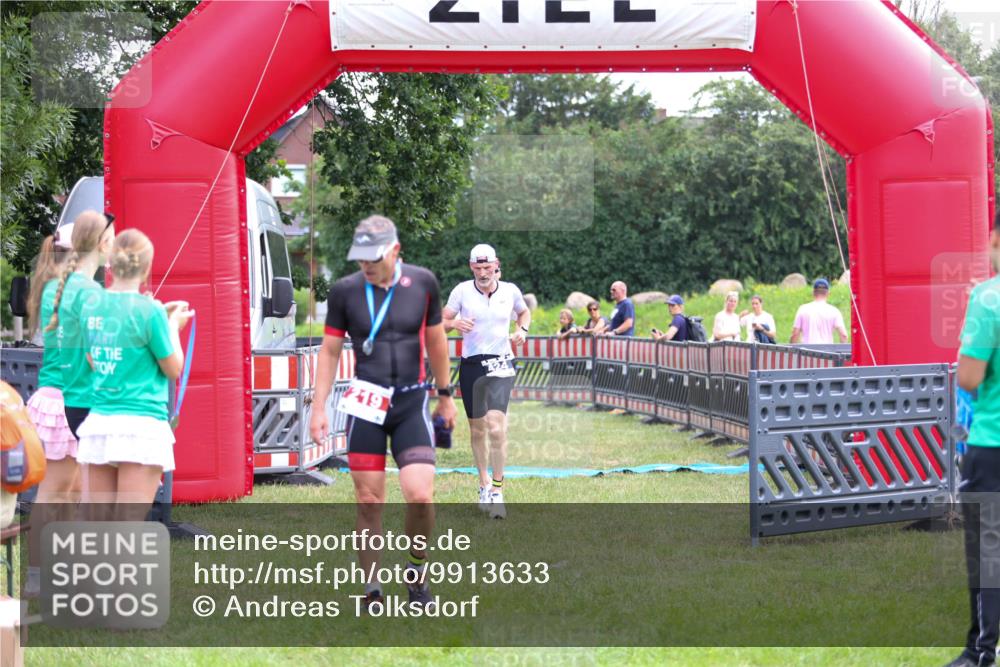 21.06.2026 - 29. Vierlanden-Triathlon Andreas Tolksdorf http://msf.ph/oto/9913633 21.06.2026 11:11:08 Ziel 354, 424 meine-sportfotos.de