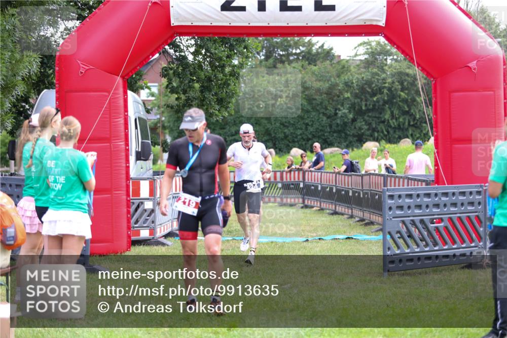 21.06.2026 - 29. Vierlanden-Triathlon Andreas Tolksdorf http://msf.ph/oto/9913635 21.06.2026 11:11:08 Ziel 354, 424 meine-sportfotos.de