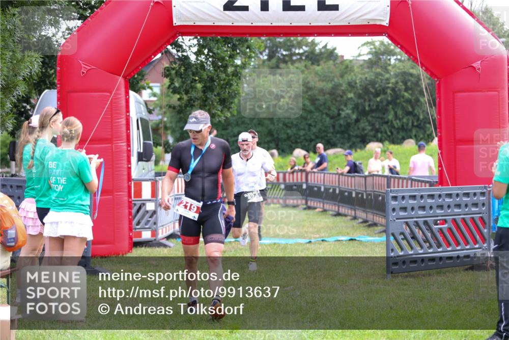 21.06.2026 - 29. Vierlanden-Triathlon Andreas Tolksdorf http://msf.ph/oto/9913637 21.06.2026 11:11:08 Ziel 354, 424 meine-sportfotos.de