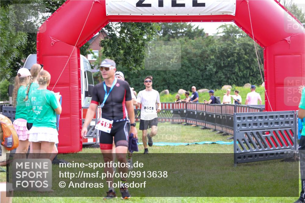 21.06.2026 - 29. Vierlanden-Triathlon Andreas Tolksdorf http://msf.ph/oto/9913638 21.06.2026 11:11:10 Ziel 354, 424 meine-sportfotos.de