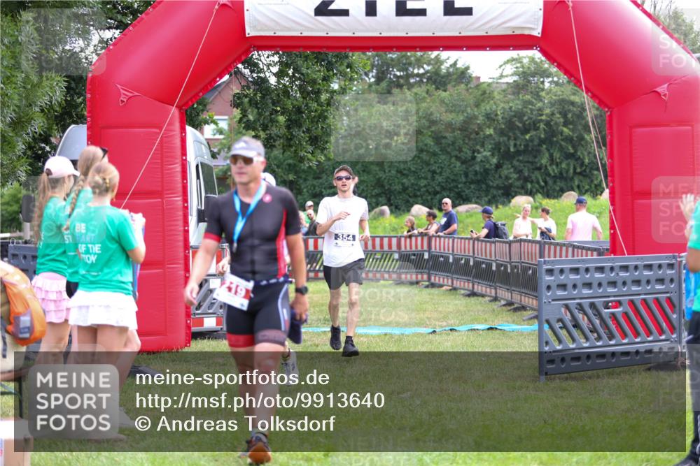 21.06.2026 - 29. Vierlanden-Triathlon Andreas Tolksdorf http://msf.ph/oto/9913640 21.06.2026 11:11:10 Ziel 354, 424 meine-sportfotos.de