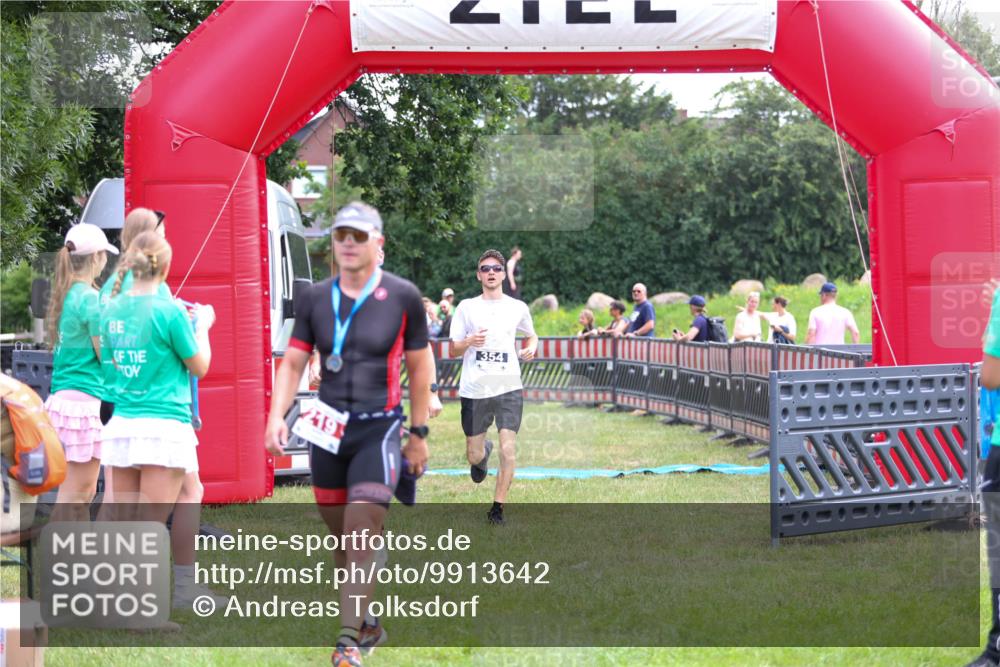 21.06.2026 - 29. Vierlanden-Triathlon Andreas Tolksdorf http://msf.ph/oto/9913642 21.06.2026 11:11:10 Ziel 354, 424 meine-sportfotos.de