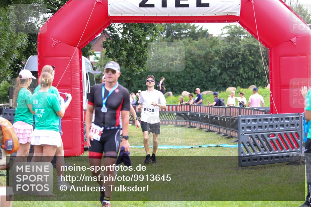 21.06.2026 - 29. Vierlanden-Triathlon Andreas Tolksdorf http://msf.ph/oto/9913645 21.06.2026 11:11:10 Ziel 354, 424 meine-sportfotos.de