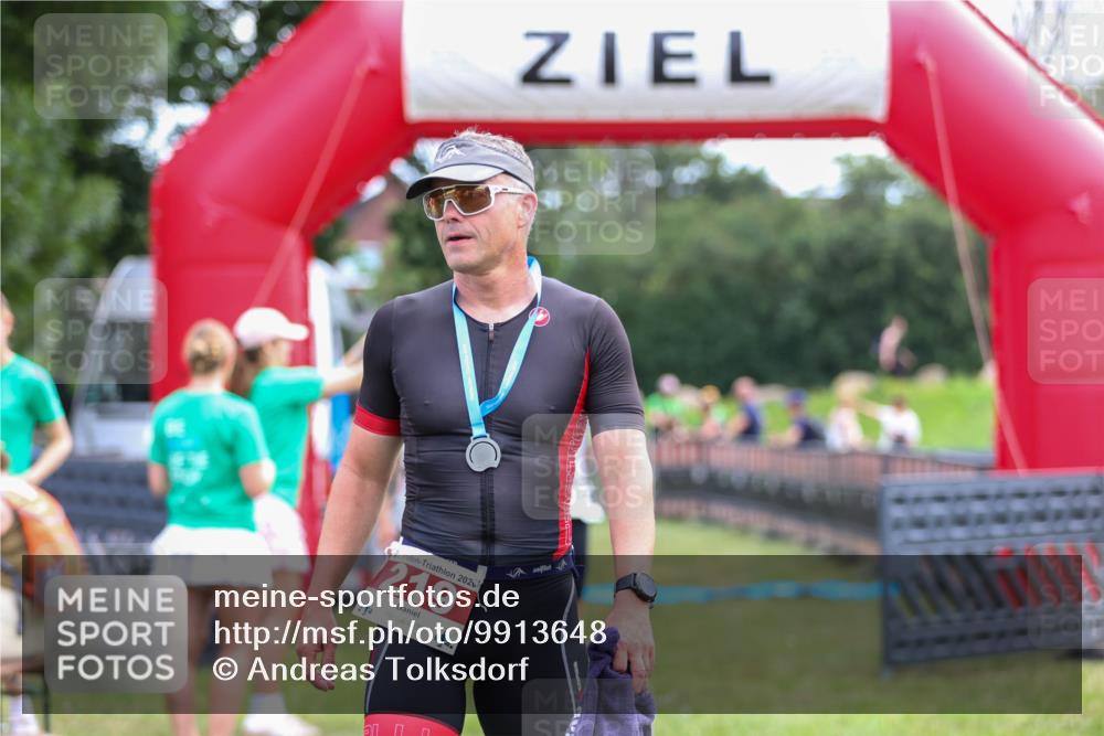 21.06.2026 - 29. Vierlanden-Triathlon Andreas Tolksdorf http://msf.ph/oto/9913648 21.06.2026 11:11:14 Ziel 354 meine-sportfotos.de