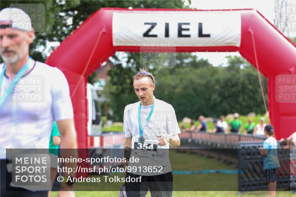 21.06.2026 - 29. Vierlanden-Triathlon Andreas Tolksdorf http://msf.ph/oto/9913652 21.06.2026 11:11:22 Ziel  meine-sportfotos.de
