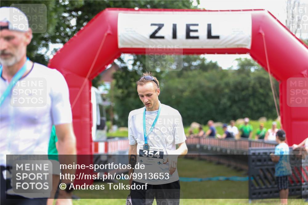 21.06.2026 - 29. Vierlanden-Triathlon Andreas Tolksdorf http://msf.ph/oto/9913653 21.06.2026 11:11:22 Ziel  meine-sportfotos.de