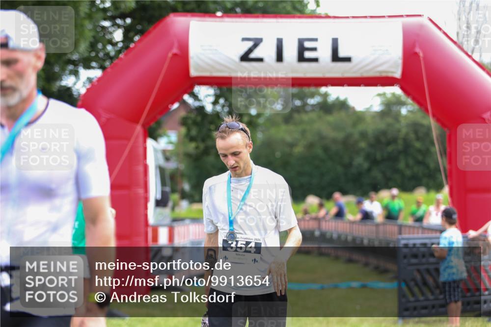 21.06.2026 - 29. Vierlanden-Triathlon Andreas Tolksdorf http://msf.ph/oto/9913654 21.06.2026 11:11:22 Ziel  meine-sportfotos.de