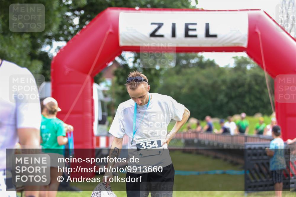 21.06.2026 - 29. Vierlanden-Triathlon Andreas Tolksdorf http://msf.ph/oto/9913660 21.06.2026 11:11:22 Ziel  meine-sportfotos.de