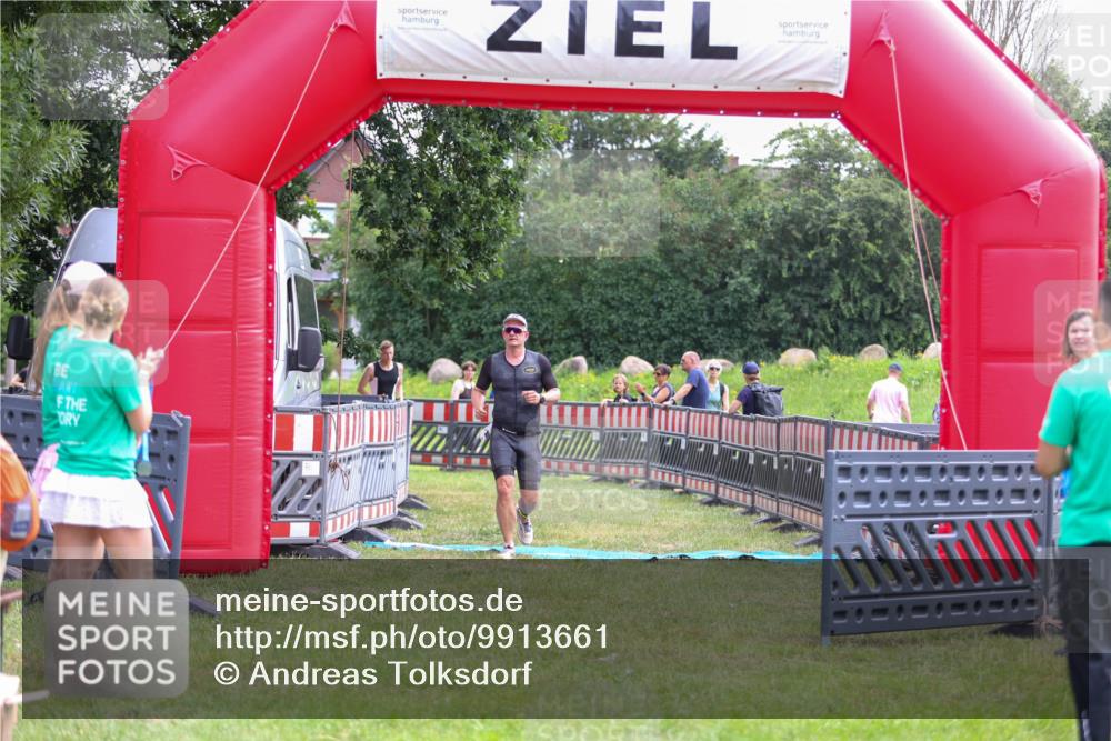 21.06.2026 - 29. Vierlanden-Triathlon Andreas Tolksdorf http://msf.ph/oto/9913661 21.06.2026 11:11:37 Ziel 336, 395 meine-sportfotos.de