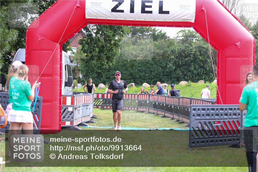 21.06.2026 - 29. Vierlanden-Triathlon Andreas Tolksdorf http://msf.ph/oto/9913664 21.06.2026 11:11:37 Ziel 336, 395 meine-sportfotos.de