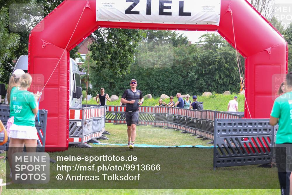 21.06.2026 - 29. Vierlanden-Triathlon Andreas Tolksdorf http://msf.ph/oto/9913666 21.06.2026 11:11:37 Ziel 336, 395 meine-sportfotos.de