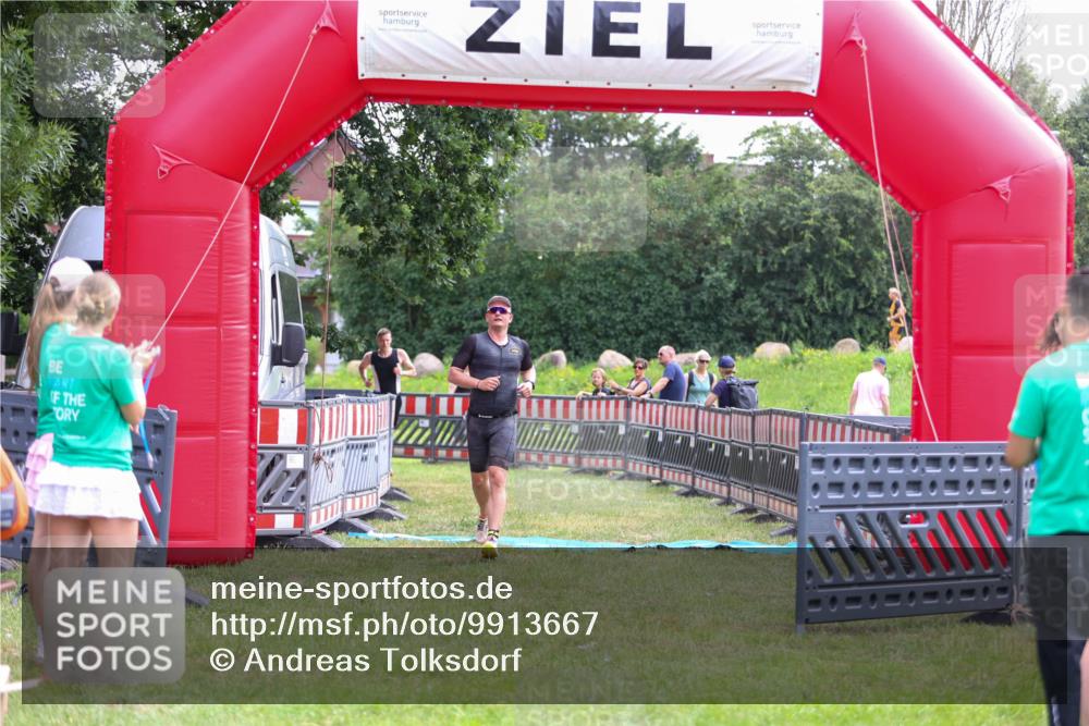 21.06.2026 - 29. Vierlanden-Triathlon Andreas Tolksdorf http://msf.ph/oto/9913667 21.06.2026 11:11:37 Ziel 336, 395 meine-sportfotos.de