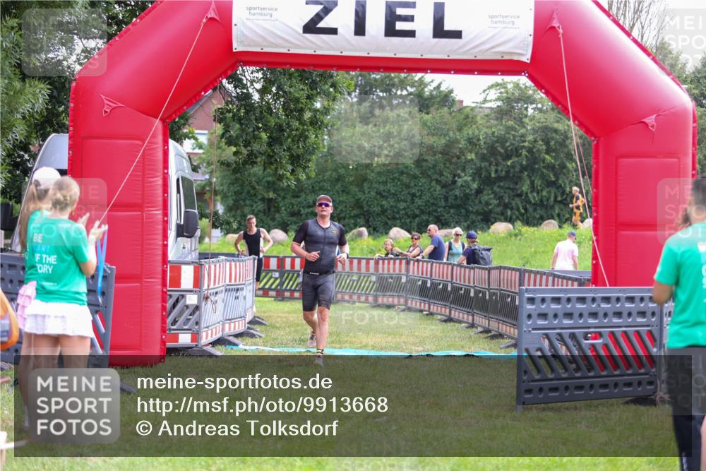 21.06.2026 - 29. Vierlanden-Triathlon Andreas Tolksdorf http://msf.ph/oto/9913668 21.06.2026 11:11:37 Ziel 336, 395 meine-sportfotos.de