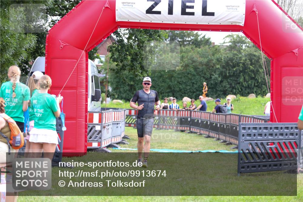 21.06.2026 - 29. Vierlanden-Triathlon Andreas Tolksdorf http://msf.ph/oto/9913674 21.06.2026 11:11:38 Ziel 336, 395 meine-sportfotos.de