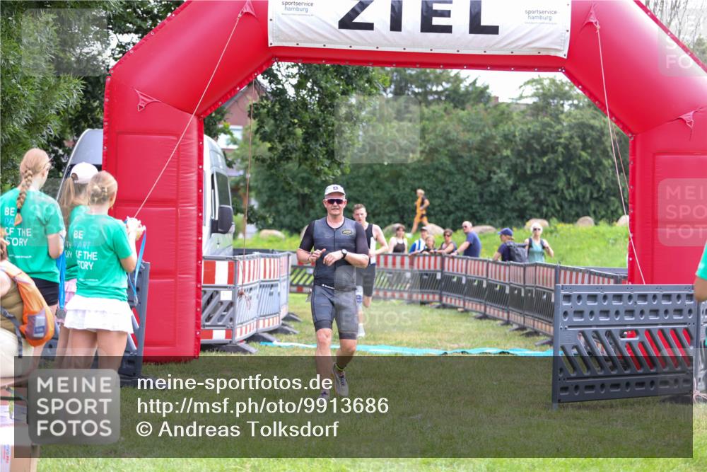 21.06.2026 - 29. Vierlanden-Triathlon Andreas Tolksdorf http://msf.ph/oto/9913686 21.06.2026 11:11:39 Ziel 336, 395 meine-sportfotos.de