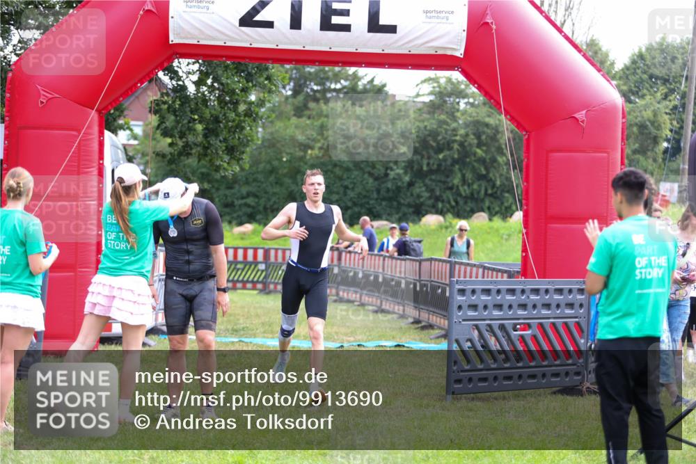 21.06.2026 - 29. Vierlanden-Triathlon Andreas Tolksdorf http://msf.ph/oto/9913690 21.06.2026 11:11:41 Ziel 336, 395 meine-sportfotos.de