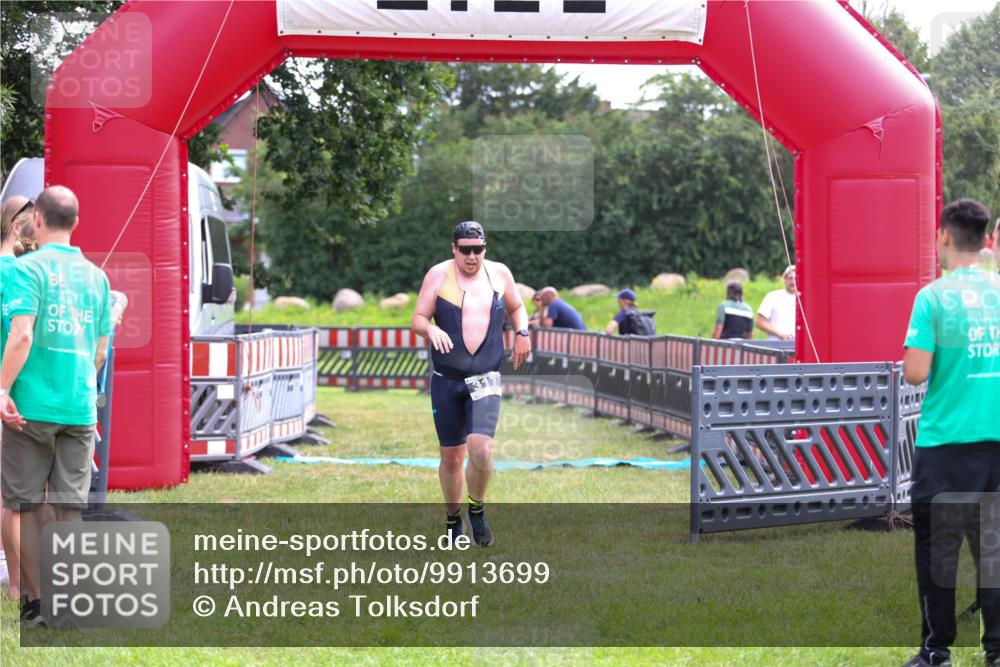 21.06.2026 - 29. Vierlanden-Triathlon Andreas Tolksdorf http://msf.ph/oto/9913699 21.06.2026 11:12:03 Ziel 317 meine-sportfotos.de