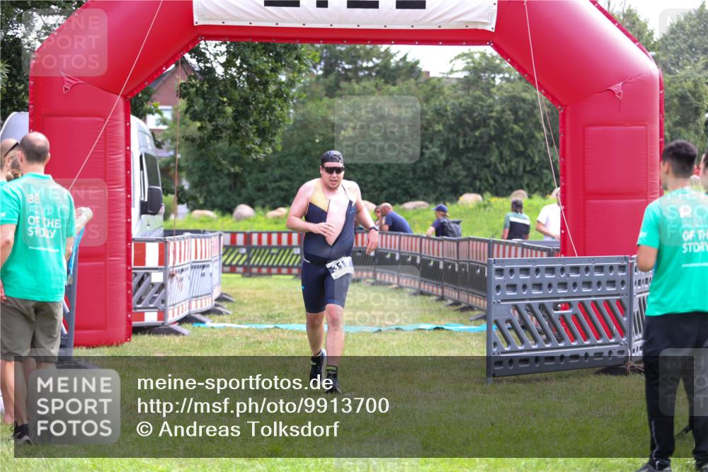 21.06.2026 - 29. Vierlanden-Triathlon Andreas Tolksdorf http://msf.ph/oto/9913700 21.06.2026 11:12:03 Ziel 317 meine-sportfotos.de