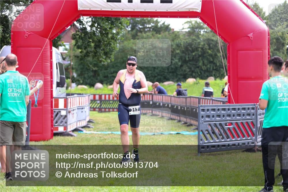 21.06.2026 - 29. Vierlanden-Triathlon Andreas Tolksdorf http://msf.ph/oto/9913704 21.06.2026 11:12:03 Ziel 317 meine-sportfotos.de