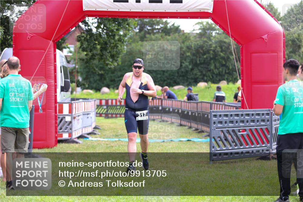 21.06.2026 - 29. Vierlanden-Triathlon Andreas Tolksdorf http://msf.ph/oto/9913705 21.06.2026 11:12:03 Ziel 317 meine-sportfotos.de