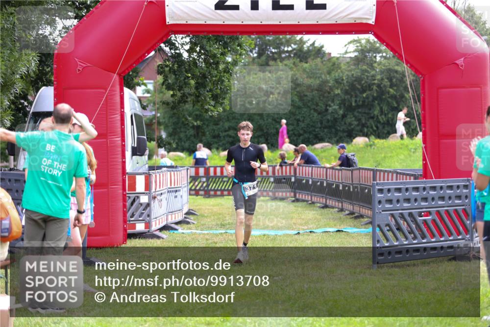 21.06.2026 - 29. Vierlanden-Triathlon Andreas Tolksdorf http://msf.ph/oto/9913708 21.06.2026 11:12:26 Ziel  meine-sportfotos.de
