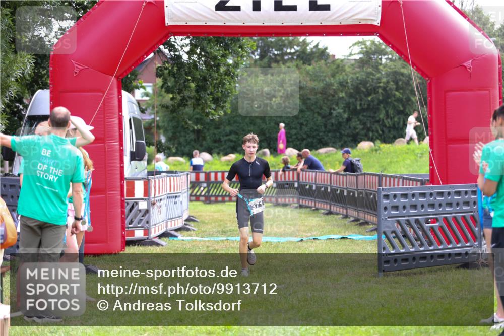 21.06.2026 - 29. Vierlanden-Triathlon Andreas Tolksdorf http://msf.ph/oto/9913712 21.06.2026 11:12:26 Ziel  meine-sportfotos.de