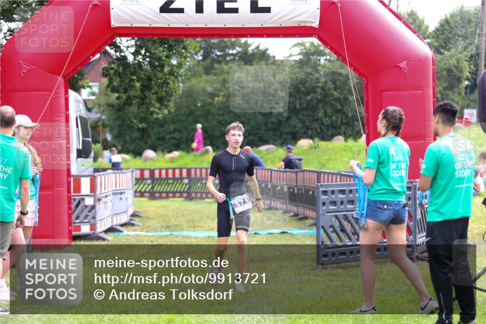 21.06.2026 - 29. Vierlanden-Triathlon Andreas Tolksdorf http://msf.ph/oto/9913721 21.06.2026 11:12:27 Ziel  meine-sportfotos.de