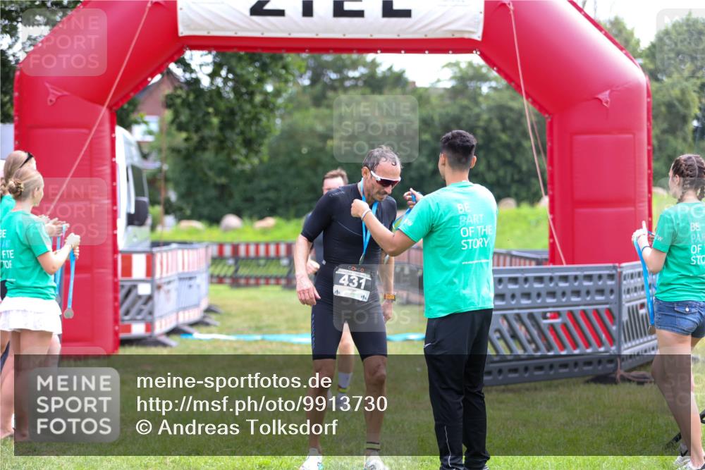 21.06.2026 - 29. Vierlanden-Triathlon Andreas Tolksdorf http://msf.ph/oto/9913730 21.06.2026 11:12:45 Ziel 303 meine-sportfotos.de