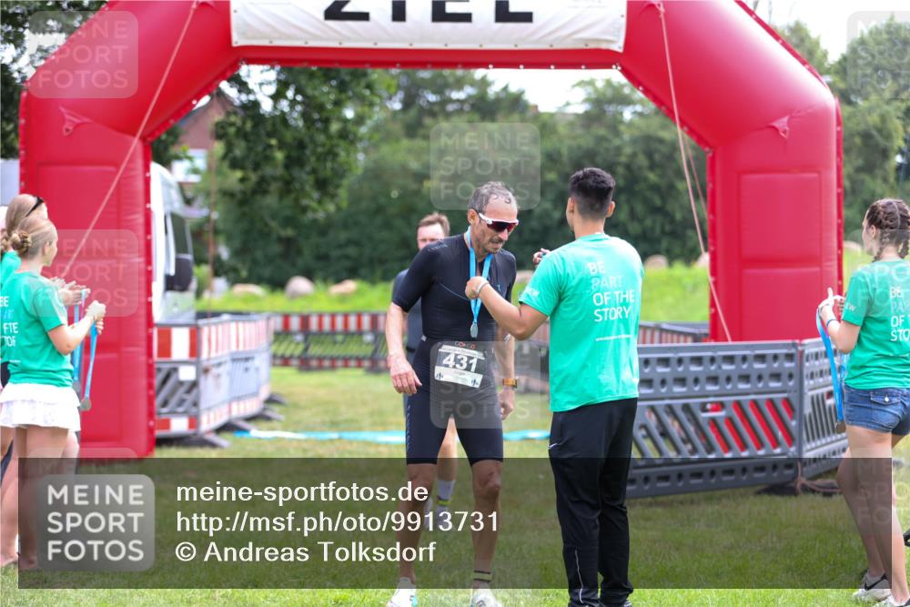 21.06.2026 - 29. Vierlanden-Triathlon Andreas Tolksdorf http://msf.ph/oto/9913731 21.06.2026 11:12:45 Ziel 303 meine-sportfotos.de