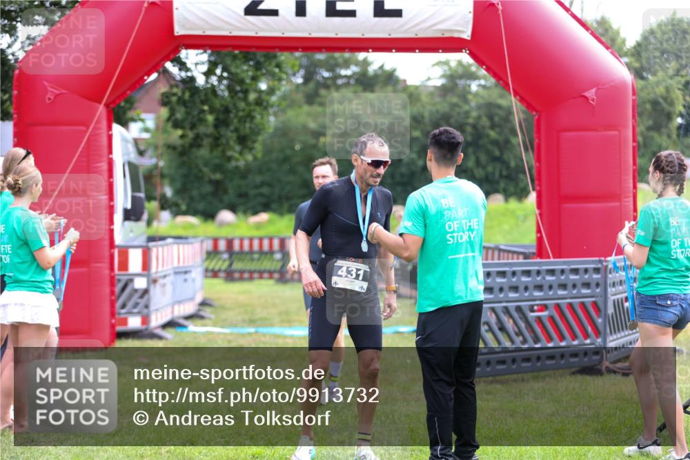 21.06.2026 - 29. Vierlanden-Triathlon Andreas Tolksdorf http://msf.ph/oto/9913732 21.06.2026 11:12:45 Ziel 303 meine-sportfotos.de