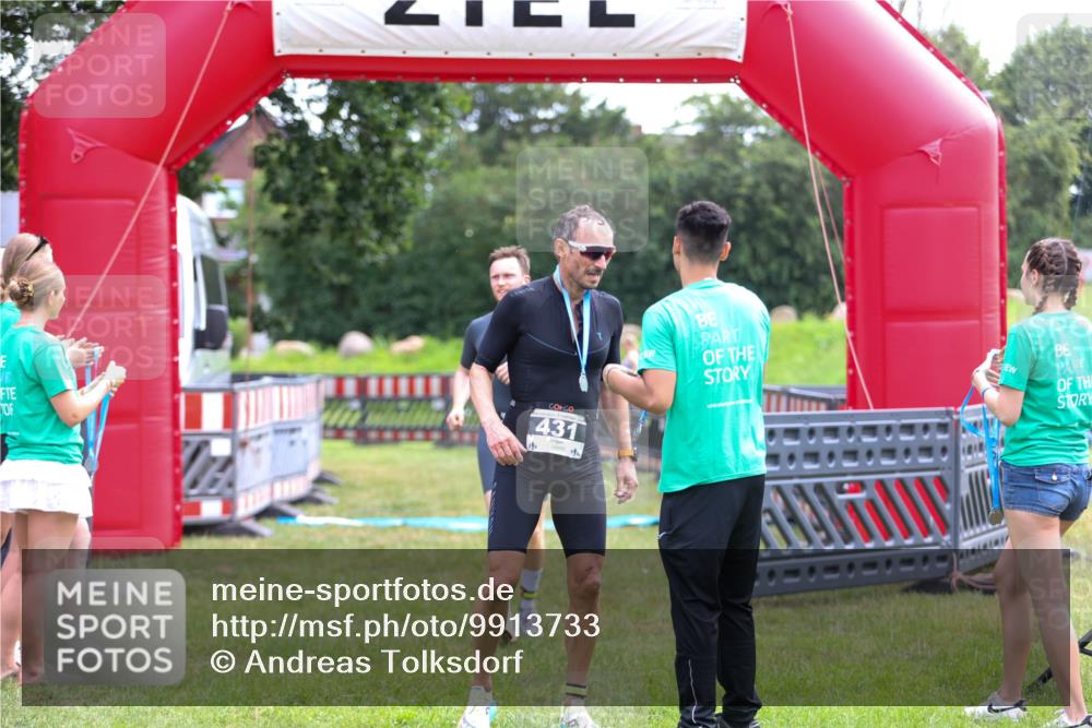 21.06.2026 - 29. Vierlanden-Triathlon Andreas Tolksdorf http://msf.ph/oto/9913733 21.06.2026 11:12:45 Ziel 303 meine-sportfotos.de