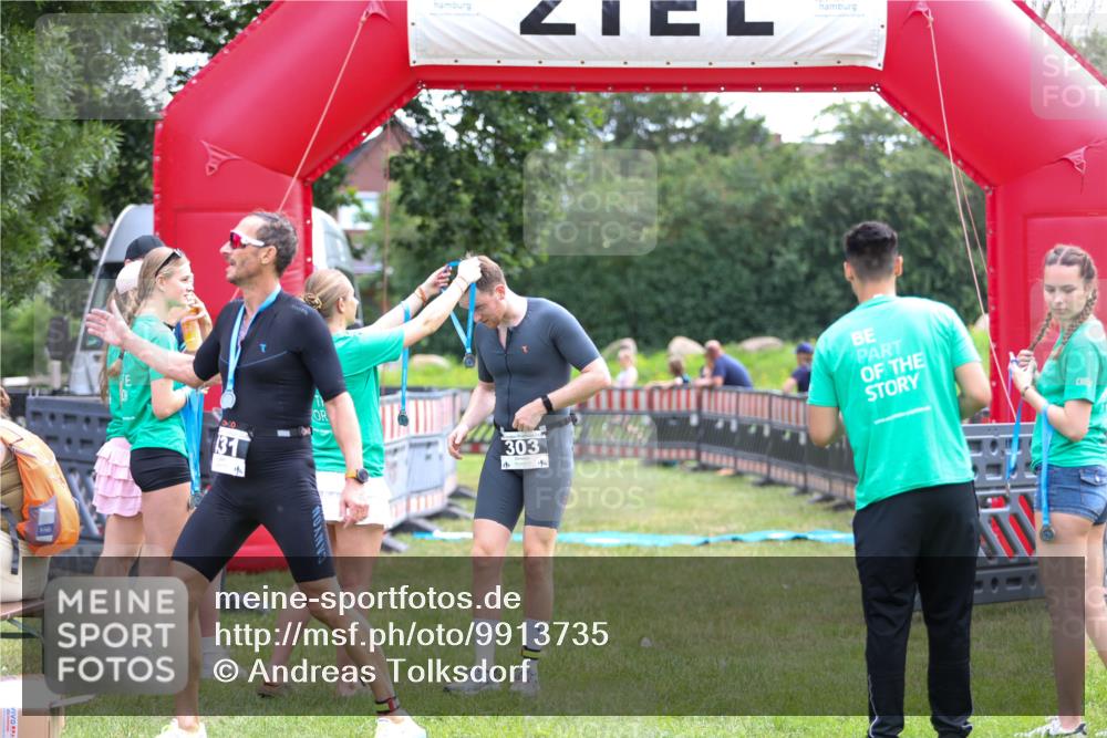 21.06.2026 - 29. Vierlanden-Triathlon Andreas Tolksdorf http://msf.ph/oto/9913735 21.06.2026 11:12:47 Ziel 303 meine-sportfotos.de