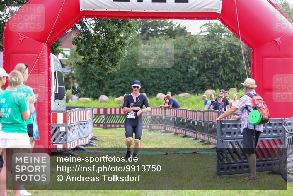 21.06.2026 - 29. Vierlanden-Triathlon Andreas Tolksdorf http://msf.ph/oto/9913750 21.06.2026 11:14:33 Ziel 464 meine-sportfotos.de