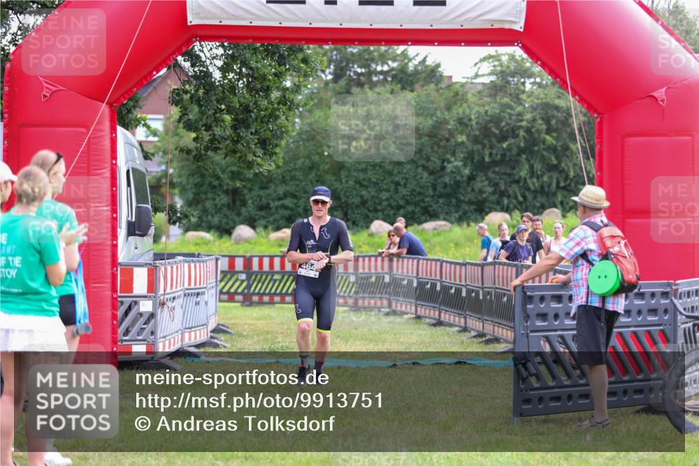 21.06.2026 - 29. Vierlanden-Triathlon Andreas Tolksdorf http://msf.ph/oto/9913751 21.06.2026 11:14:33 Ziel 464 meine-sportfotos.de