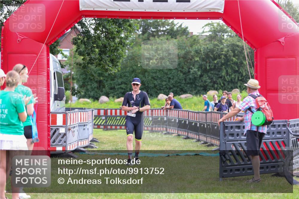 21.06.2026 - 29. Vierlanden-Triathlon Andreas Tolksdorf http://msf.ph/oto/9913752 21.06.2026 11:14:33 Ziel 464 meine-sportfotos.de