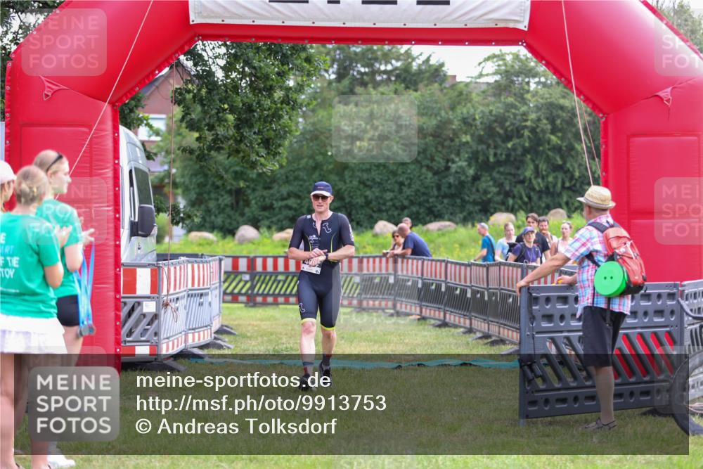 21.06.2026 - 29. Vierlanden-Triathlon Andreas Tolksdorf http://msf.ph/oto/9913753 21.06.2026 11:14:33 Ziel 464 meine-sportfotos.de