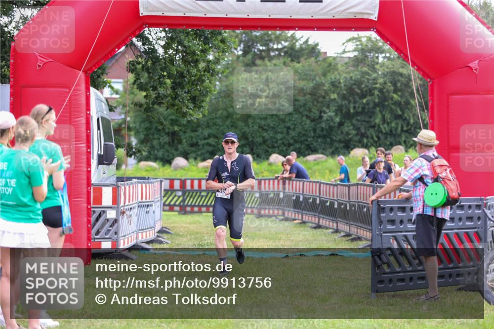 21.06.2026 - 29. Vierlanden-Triathlon Andreas Tolksdorf http://msf.ph/oto/9913756 21.06.2026 11:14:33 Ziel 464 meine-sportfotos.de