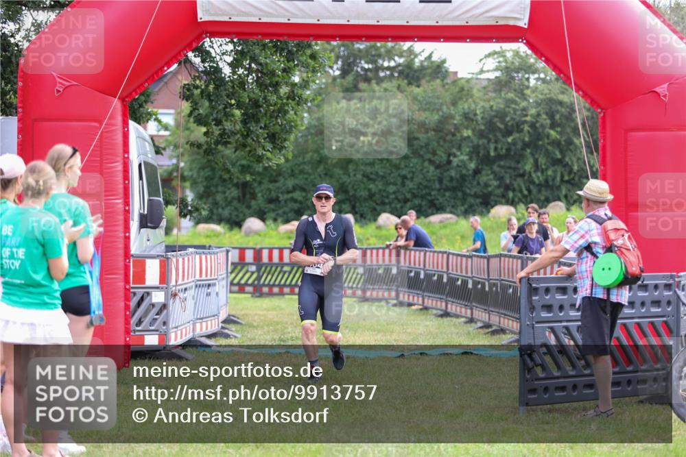 21.06.2026 - 29. Vierlanden-Triathlon Andreas Tolksdorf http://msf.ph/oto/9913757 21.06.2026 11:14:33 Ziel 464 meine-sportfotos.de